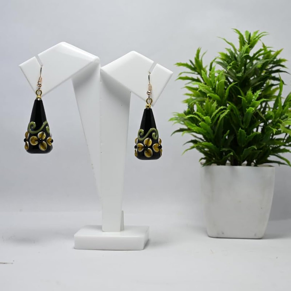 cayacrafts's tweet photo. Banarasi Design: These earrings feature a stunning Banaras-style design, rich with cultural and artistic detail, perfect for festive occasions.
Handmade Glass Work: Each earring is handcrafted with vibrant, colorful glass embellishments, adding a striking and unique https://t.co/iFEdgnZ74O