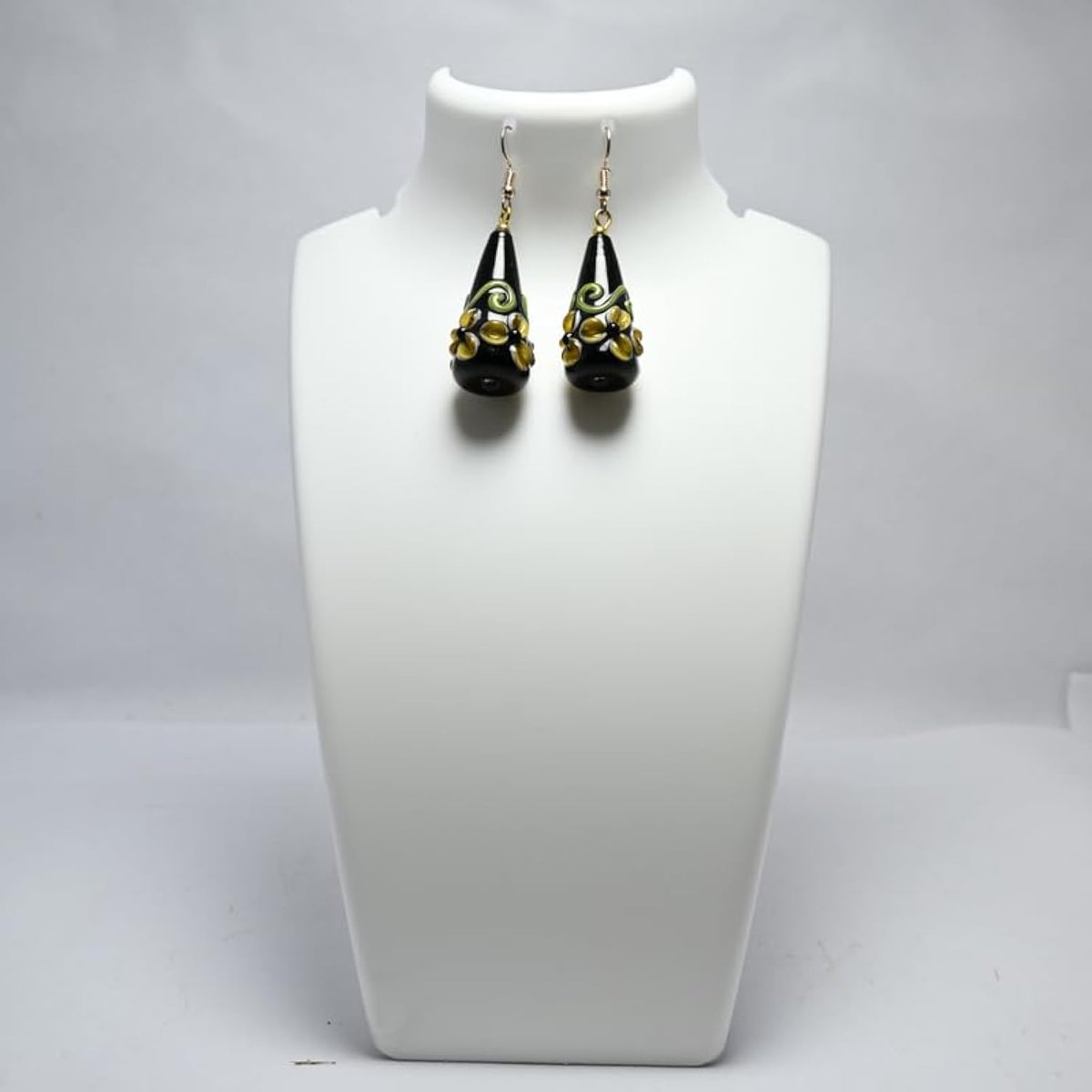 cayacrafts's tweet photo. Banarasi Design: These earrings feature a stunning Banaras-style design, rich with cultural and artistic detail, perfect for festive occasions.
Handmade Glass Work: Each earring is handcrafted with vibrant, colorful glass embellishments, adding a striking and unique https://t.co/iFEdgnZ74O