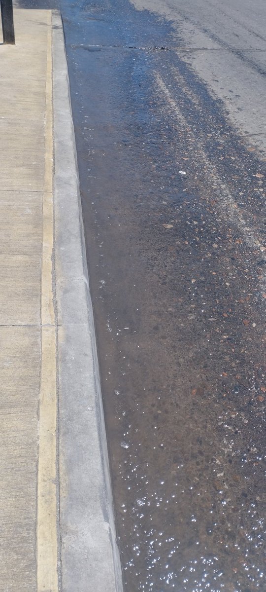 LoreVGM's tweet photo. @aguasdelvalle @SISS_CHILE @municoquimbo @Radio_Riquelme otra vez corre agua sucia por calle Portales hacia el centro. Por favor atender . https://t.co/UzGsqgvzpv