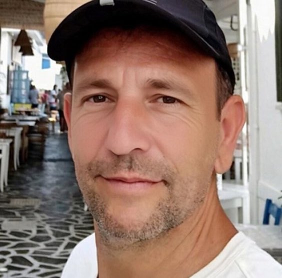 prwinND's tweet image. Όταν στρατιωτικός συλλαμβάνεται επ’ αυτοφώρω να δίνει υλικό σε ξένη χώρα, δεν υπάρχει «γκρίζα ζώνη». Υπάρχει προδοσία του όρκου. Τέλος. 

Προδωσες το εθνόσημο, την πατρίδα και την οικογένεια σου. Λυπάμαι τα παιδιά σου που θα ζήσουν με τη ρετσινιά