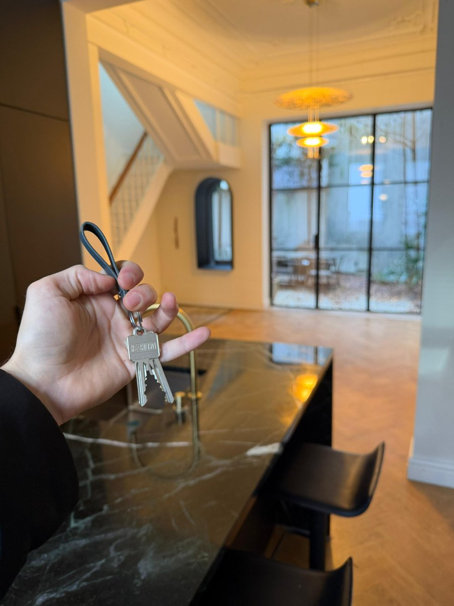 $42k in 1 day with dropshipping.

I had this goal list on my wall 3 years ago.
Every single goal is checked off now.

And today, I added a new one:
a house in Antwerp as my second home.

Never stop upgrading.
And don’t listen to weak people who tell you not to spend too much.