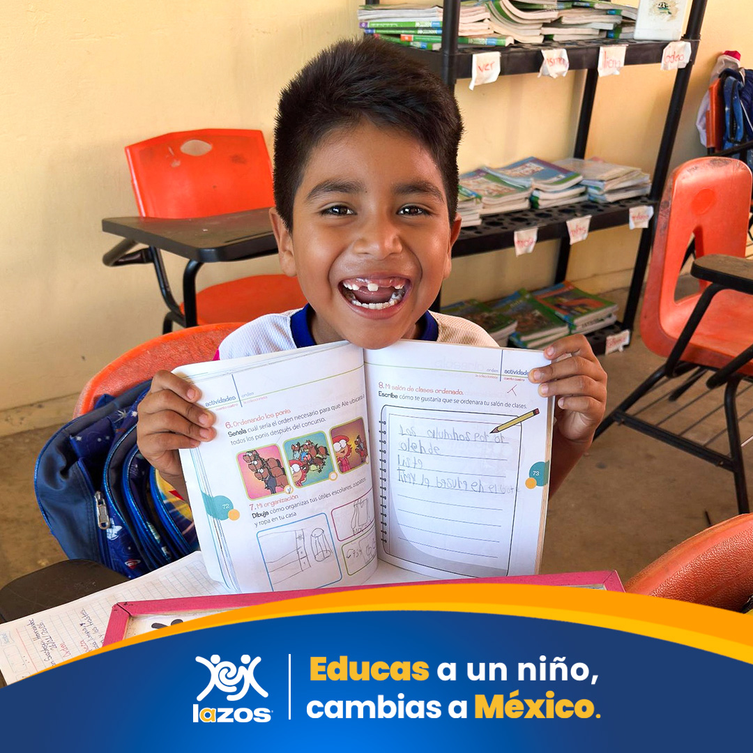 Así se ve la felicidad cuando aprender tiene sentido.💙
📝El impacto de nuestros programas se refleja en niñas y niños como Iván, quien hoy aprende y vive el valor del orden en su vida diaria. Cada libro, cada actividad y cada día en el aula representan mejores oportunidades.