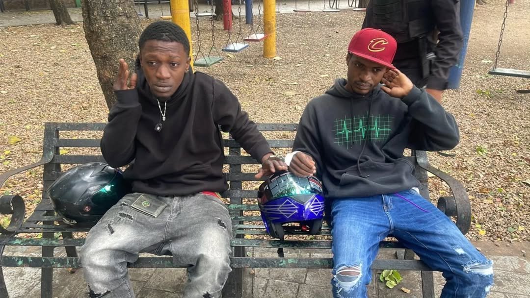 Según la fuente, los agarraron cometiendo un atraco a mano armada en el sector Cristo Rey, Distrito Nacional. Los detenidos fueron capturados en la calle Félix Evaristo Mejía, conocida popularmente como la calle 37, luego de varios días de seguimiento por parte de las