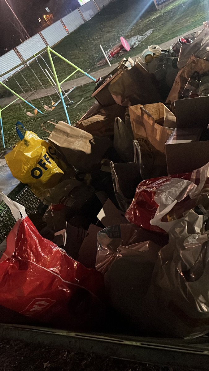 Za samo 3 dana napunili smo ceo kontejner 1800kg staklene ambalaže!!! Sutra stiže nov! Bravo ljudi! Hoćemo li i njega da napunimo? Donesite tegle, flaše u Partizanske avijacije 24, skupljamo za malog Dušana i Jedro fondaciju ❤️❤️❤️