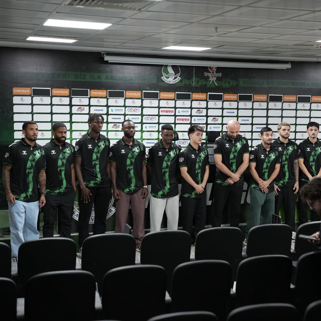 🟢 Sakaryaspor'da transferin son gününde 13 imza birden atıldı.