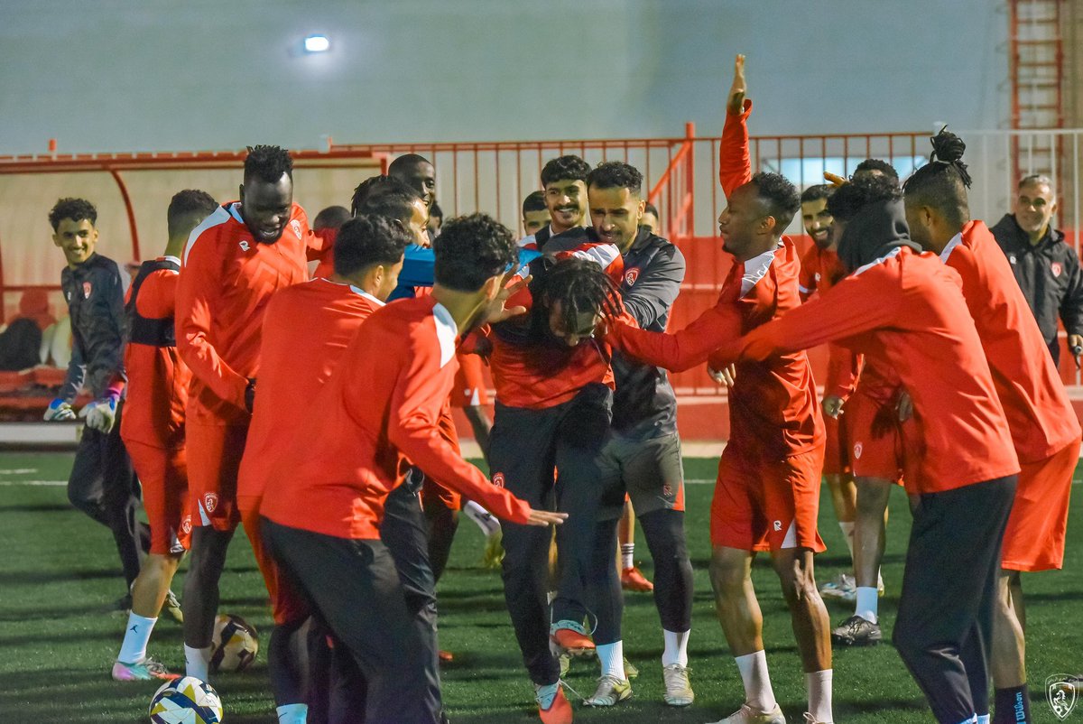 أقامت إدارة النادي ولاعبو الفريق احتفالًا بمناسبة يوم ميلاد اللاعب بدر البيشي، في أجواء مليئة بالألفة والمحبة 🎉🤍⚽️

#فارس_عنيزة