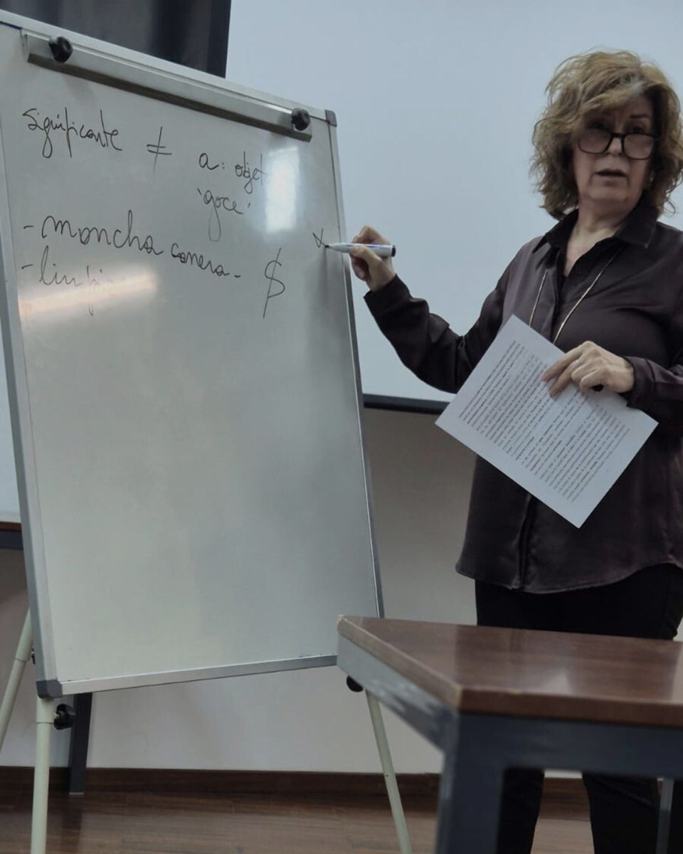 semcfValencia's tweet photo. “El s��ntoma está envuelto en goce, lo que llamamos: la envoltura formal del síntoma”. 
Extracto de la sesión impartida por nuestra docente @PTassara  en el "Curso de Introducción: La clínica Psicoanalítica, hoy", titulada 'Del síntoma al fantasma'. 

#psicoanalisislacaniano https://t.co/OxVCErVSqw