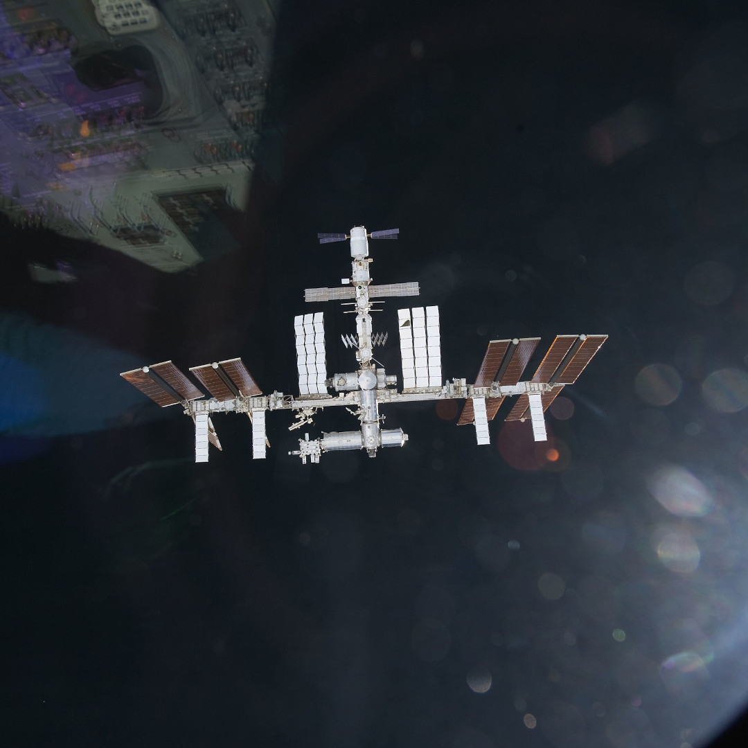 Did you know that you can see the International Space Station (ISS) with the naked eye? The station looks like a bright 'star' that crosses the sky from west to east in a few minutes. A remarkable sight! (📸 NASA)