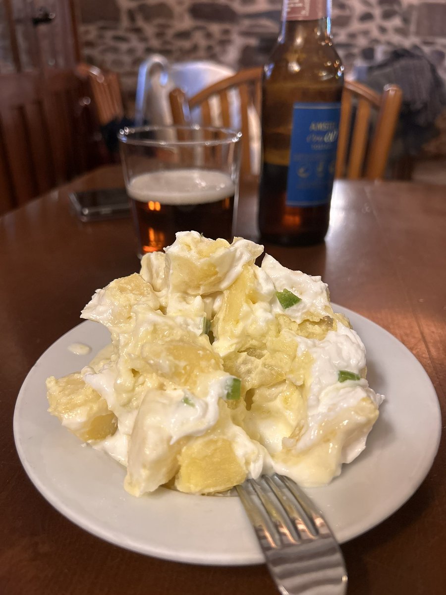 Miss_Salmonella's tweet photo. Nieva en #Valdezcaray y patatas del Masip. #WeekendTime ❄️ ⛄️ https://t.co/gznY2EJ9az
