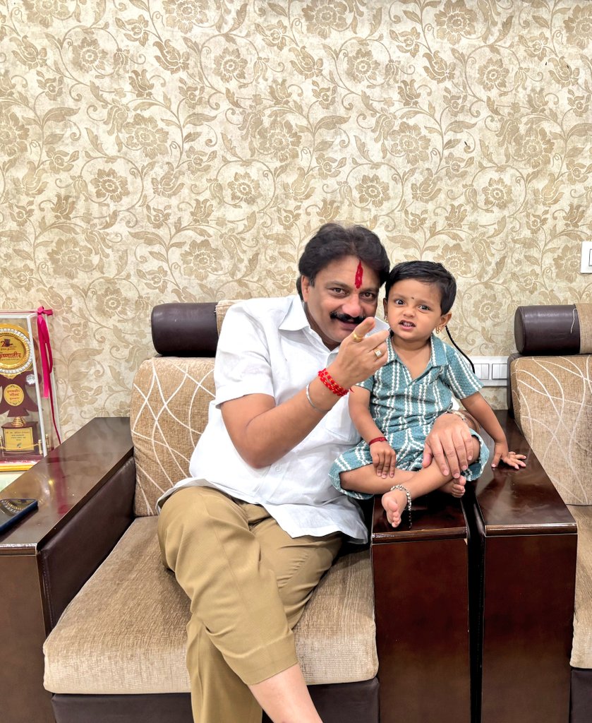 nitinpatiloffic's tweet photo. “ चिमुकल्या जीवाचा आनंद – निरागस हसू आणि प्रेमाची गोड साथ...! ❤️”

प्रचाराच्या रणधुमाळीत थोडासा विरंगुळा...!

@omkarmandhare99 @anupmandhare99

#NitinPatil #BabyBoy #Kids https://t.co/sY8vkcNOit