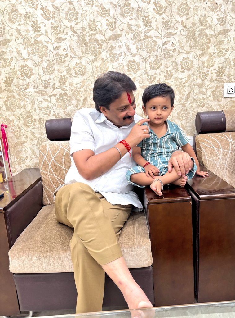 nitinpatiloffic's tweet photo. “ चिमुकल्या जीवाचा आनंद – निरागस हसू आणि प्रेमाची गोड साथ...! ❤️”

प्रचाराच्या रणधुमाळीत थोडासा विरंगुळा...!

@omkarmandhare99 @anupmandhare99

#NitinPatil #BabyBoy #Kids https://t.co/sY8vkcNOit