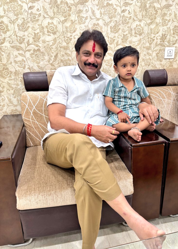 nitinpatiloffic's tweet photo. “ चिमुकल्या जीवाचा आनंद – निरागस हसू आणि प्रेमाची गोड साथ...! ❤️”

प्रचाराच्या रणधुमाळीत थोडासा विरंगुळा...!

@omkarmandhare99 @anupmandhare99

#NitinPatil #BabyBoy #Kids https://t.co/sY8vkcNOit