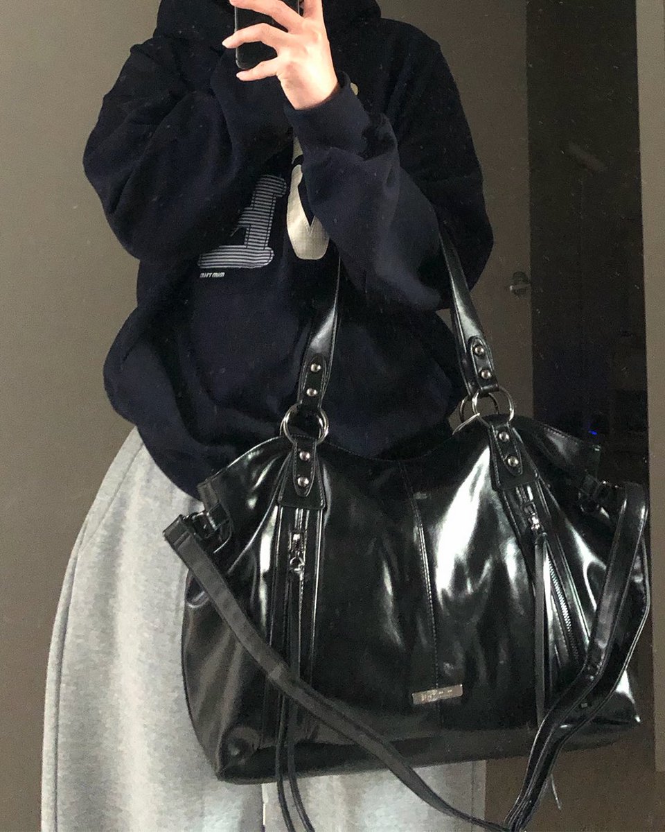 kwak_chun_gi's tweet photo. 여기 브랜드 영업 더 하고갑니다..🪽
여기 요 숄더백도 ㄹㅇ 개크고 개 이쁩니다..?

근데 지금 사지마시고 설날할인?하면 사셔요 10만원 밑으로 내려올거임🪽 https://t.co/5FJ0sCmcZX