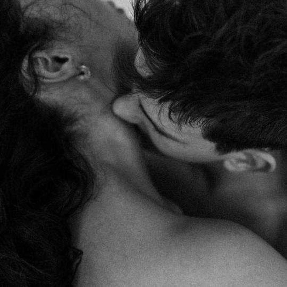 chelorueda's tweet photo. En la tibieza de tus
Brazos despierto
Cada mañana
Buscando un
Beso de tu boca
Un TE QUIERO
De tus labios
Un suspiro de
Tu pecho, un
Roce de tu piel
Desnudos y
Amándonos
Así es nuestro amanecer.
@chelorueda
#ContigoTodo https://t.co/55qyB25bKP