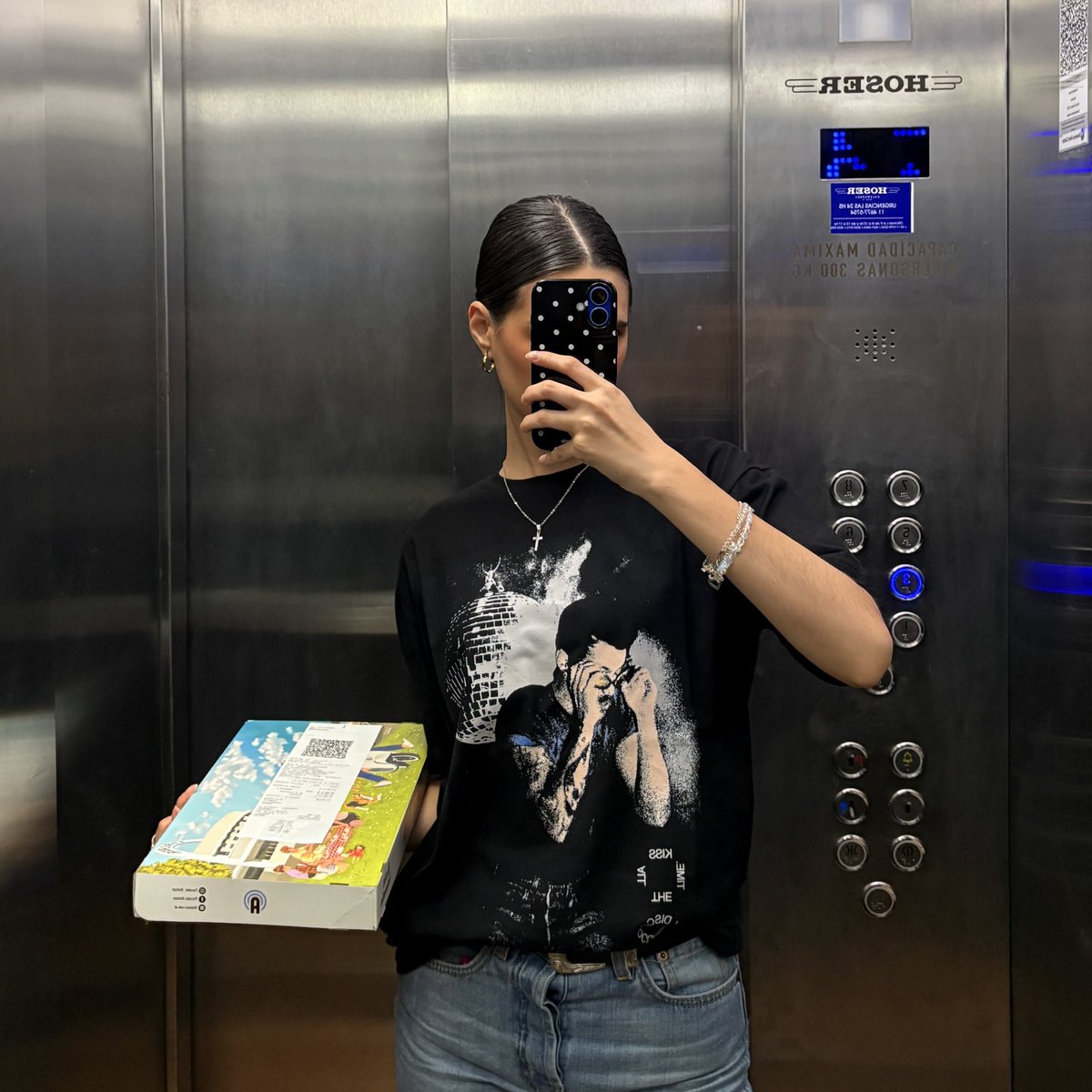 besitosrry's tweet image. i went to a store and the cashier complimented my new harry shirt