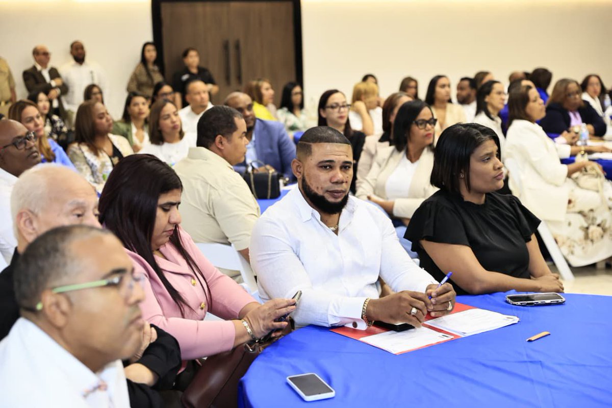 Con el objetivo de eficientizar la gestión y elevar la calidad de los servicios, el <a href="/dr/">Dan Rowden</a>.juliolandron, director ejecutivo del SNS, encabezó este jueves una reunión con los directores de hospitales regionales de salud, así como con directores de áreas de la sede central del SNS.