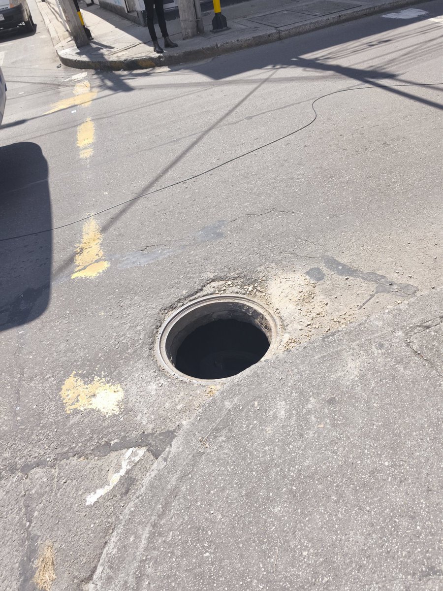 jimartinezd's tweet photo. @AcueductoBogota buenas tardes se radicó el caso de una alcantarilla sin tapa en la calle 3 con CRA 54 Barrio Galán Bogotá ya hace más de dos semanas y lleva así casi dos meses, está se encuentra en un paso peatonal y de vehículos por favor su ayuda! https://t.co/0q8mBRZi58
