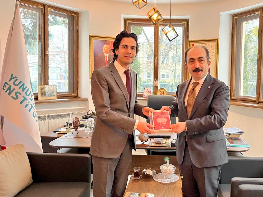 Polonya’daki kültür kurumlarıyla temaslar gerçekleştirmek üzere Varşova’da bulunan Türk Tarih Kurumu Başkanı Prof. Dr. Yüksel Özgen, Varşova Üniversitesi Türkoloji Bölümünü ziyaret etti. Özgen, bölüm başkanı Dr. Sn. Jan Rogala ile Asya ve Afrika Çalışmaları Fakültesi Dekanı Doç.
