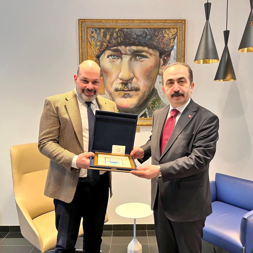 Polonya’daki temasları kapsamında ziyaretlerini tamamlayan Türk Tarih Kurumu Başkanı Prof. Dr. Yüksel Özgen, T.C. Varşova Büyükelçisi Sayın Rauf Alp Denktaş’ı makamında ziyaret etti. Görüşmede, kültürel ve akademik alanlarda yürütülen faaliyetler değerlendirildi.