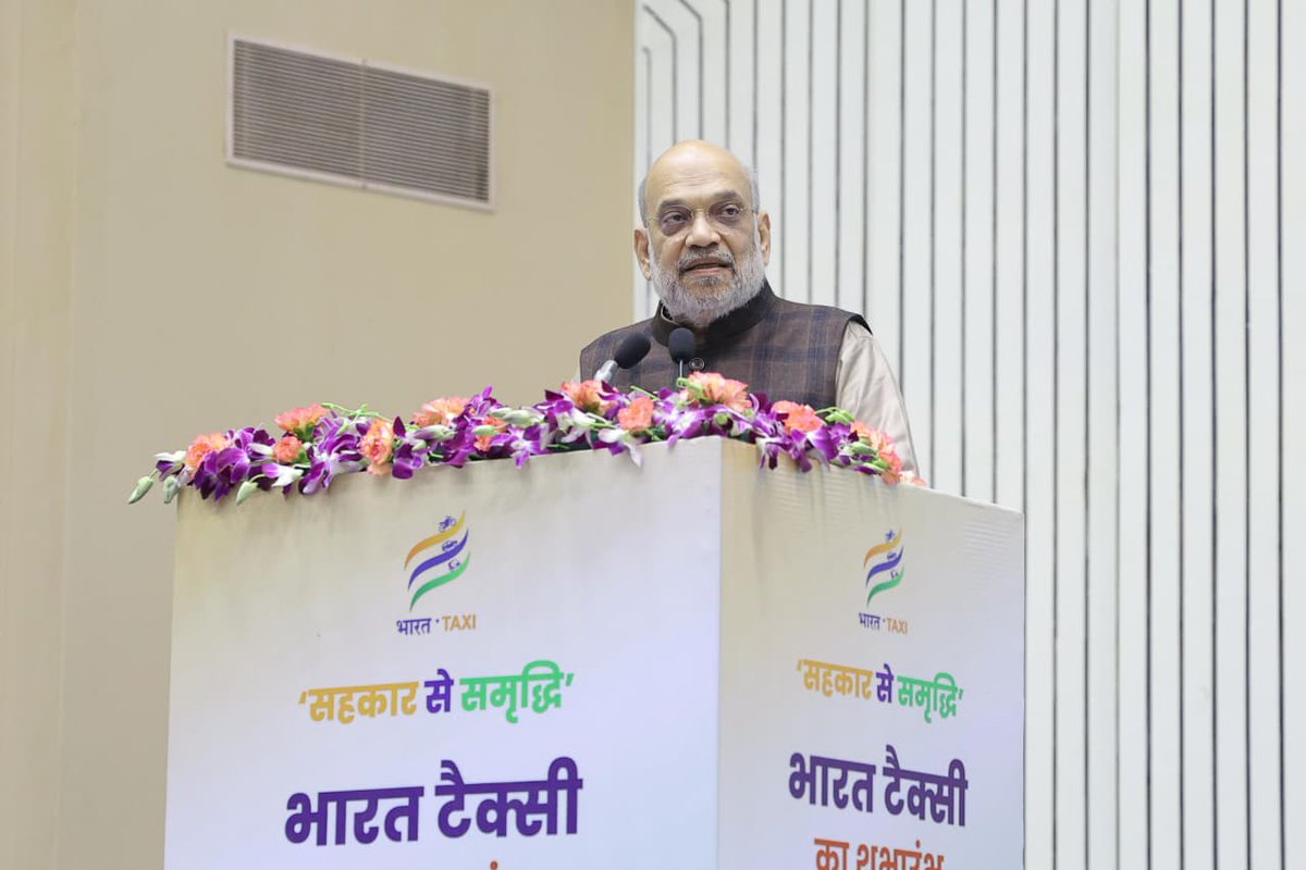 NDDB_Coop's tweet photo. माननीय केंद्रीय गृह (@HMOIndia) एवं सहकारिता मंत्री (@MinOfCooperatn) श्री @AmitShah जी ने सहकारिता क्षेत्र की पहली टैक्सी सेवा ‘भारत टैक्सी’ का शुभारंभ किया। माननीय प्रधानमंत्री श्री @narendramodi जी के ‘सहकार से समृद्धि’ के विज़न से प्रेरित यह नागरिक-केंद्रित पहल समावेशी और न्यायसंगत मोबिलिटी को नई दिशा देती है।

‘सारथी ही मालिक’ के सिद्धांत पर आधारित भारत टैक्सी ड्राइवर-पार्टनर्स को वास्तविक स्वामित्व, निर्णय-साझेदारी और सम्मानजनक आजीविका प्रदान करती है। महिला सशक्तिकरण को बढ़ावा देने वाली ‘बाइक दीदी’ जैसी पहलों से अब तक 150 से अधिक महिलाएं जुड़ चुकी हैं, जबकि 2.5 लाख से अधिक सारथी और 8.5 लाख यात्री इस प्लेटफॉर्म से लाभान्वित हो रहे हैं।

यह पहल @mdncdc (NCDC) के मुख्य प्रवर्तक (Chief Promoter) तथा NDDB, @Amul_Coop, @IFFCO_PR, @KRIBHCO_PR, @nafedindia, @ncel_coop एवं @NABARDOnline की प्रवर्तक (Promoter) के रूप में सहभागिता से संचालित की जा रही है, जो देश के सहकारिता पारिस्थितिकी तंत्र की सामूहिक शक्ति और समन्वित भागीदारी को प्रतिबिंबित करती है।

शुभारंभ के अवसर पर उत्कृष्ट प्रदर्शन करने वाले सारथियों को सम्मानित कर उन्हें शेयर प्रमाणपत्र, दुर्घटना बीमा एवं पारिवारिक स्वास्थ्य बीमा जैसी सामाजिक सुरक्षा सुविधाएं प्रदान की गईं। शून्य-कमीशन और सर्ज-फ्री प्राइसिंग मॉडल पर कार्यरत भारत टैक्सी, ड्राइवर-स्वामित्व आधारित एक सशक्त स्वदेशी और परिवर्तनकारी मोबिलिटी मॉडल के रूप में उभर रही है।