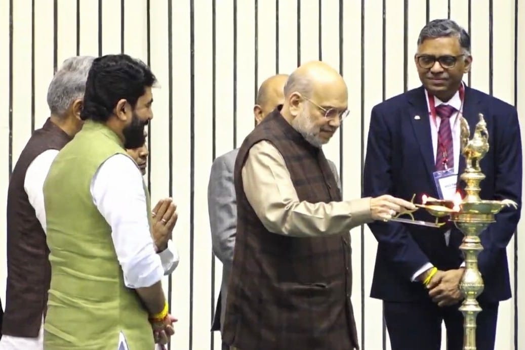 NDDB_Coop's tweet photo. माननीय केंद्रीय गृह (@HMOIndia) एवं सहकारिता मंत्री (@MinOfCooperatn) श्री @AmitShah जी ने सहकारिता क्षेत्र की पहली टैक्सी सेवा ‘भारत टैक्सी’ का शुभारंभ किया। माननीय प्रधानमंत्री श्री @narendramodi जी के ‘सहकार से समृद्धि’ के विज़न से प्रेरित यह नागरिक-केंद्रित पहल समावेशी और न्यायसंगत मोबिलिटी को नई दिशा देती है।

‘सारथी ही मालिक’ के सिद्धांत पर आधारित भारत टैक्सी ड्राइवर-पार्टनर्स को वास्तविक स्वामित्व, निर्णय-साझेदारी और सम्मानजनक आजीविका प्रदान करती है। महिला सशक्तिकरण को बढ़ावा देने वाली ‘बाइक दीदी’ जैसी पहलों से अब तक 150 से अधिक महिलाएं जुड़ चुकी हैं, जबकि 2.5 लाख से अधिक सारथी और 8.5 लाख यात्री इस प्लेटफॉर्म से लाभान्वित हो रहे हैं।

यह पहल @mdncdc (NCDC) के मुख्य प्रवर्तक (Chief Promoter) तथा NDDB, @Amul_Coop, @IFFCO_PR, @KRIBHCO_PR, @nafedindia, @ncel_coop एवं @NABARDOnline की प्रवर्तक (Promoter) के रूप में सहभागिता से संचालित की जा रही है, जो देश के सहकारिता पारिस्थितिकी तंत्र की सामूहिक शक्ति और समन्वित भागीदारी को प्रतिबिंबित करती है।

शुभारंभ के अवसर पर उत्कृष्ट प्रदर्शन करने वाले सारथियों को सम्मानित कर उन्हें शेयर प्रमाणपत्र, दुर्घटना बीमा एवं पारिवारिक स्वास्थ्य बीमा जैसी सामाजिक सुरक्षा सुविधाएं प्रदान की गईं। शून्य-कमीशन और सर्ज-फ्री प्राइसिंग मॉडल पर कार्यरत भारत टैक्सी, ड्राइवर-स्वामित्व आधारित एक सशक्त स्वदेशी और परिवर्तनकारी मोबिलिटी मॉडल के रूप में उभर रही है।