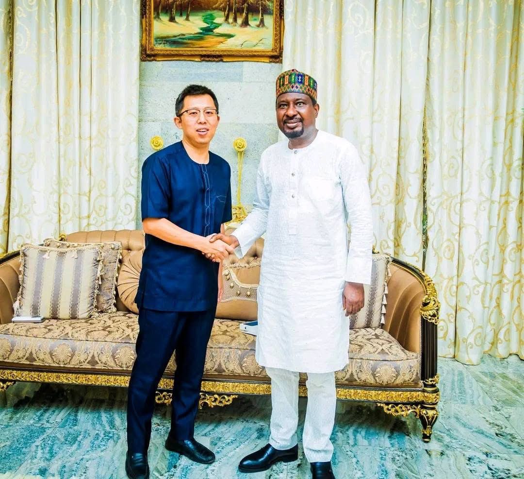 1Manus_'s tweet photo. DPS @barauijibrin has met with the Deputy Managing Director of CGC Nigeria Limited, Mr. Lv Haiming, ahead of the resumption of construction on the Kano–Gwarzo–Dayi Road.

Following the meeting, ₦19 billion has been approved and awarded for the project, in line with President Bola Ahmed Tinubu’s Renewed Hope Agenda.

The road will improve connectivity and boost economic activities in the area.
