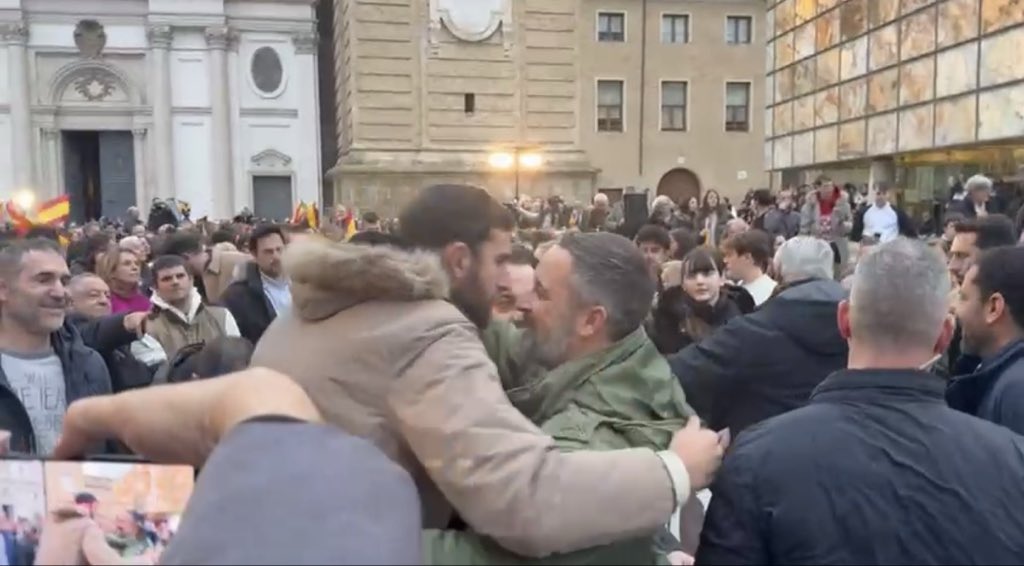 RubenMAlpa's tweet photo. Cierre de campaña en Zaragoza.
Con @Santi_ABASCAL Sentido Común https://t.co/yiIbRNg81z