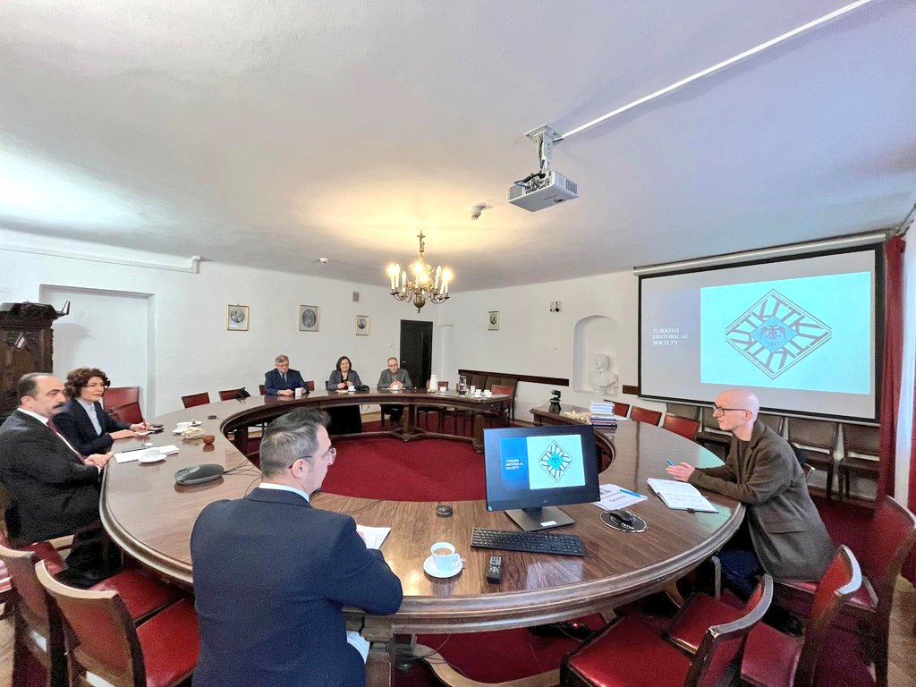 Polonya’daki temasları kapsamında programını sürdüren Türk Tarih Kurumu Başkanı Prof. Dr. Yüksel Özgen, Polonya Bilimler Akademisi Tarih Enstitüsünü ziyaret etti. Ziyaret çerçevesinde Prof. Dr. Özgen, Enstitü Başkanı Prof. Dr. Sn. Maciej Janowski ile bir araya gelerek akademik iş