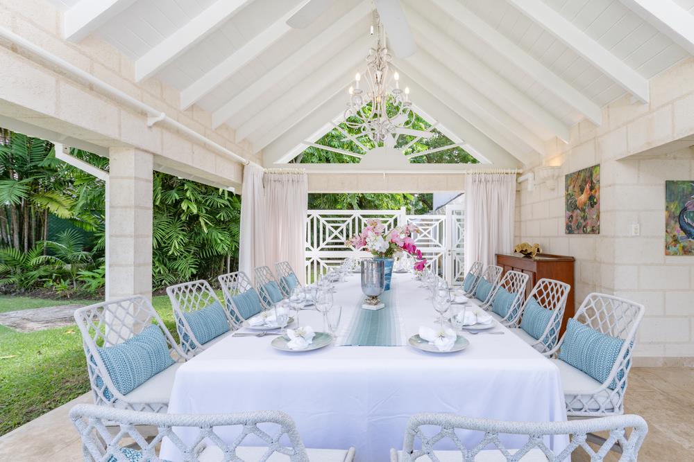 ✨ Discover Queen's Fort Pavilion on Barbados' west coast! Just 5 mins from Holetown, this charming 5-bed villa has a rich history. Enjoy a gym &amp; direct beach access! 🌊
Special Offer: Book Jan &amp; Feb for a value-add credit! 🎉 
Learn more: bit.ly/4pouMSI
#LuxuryVilla