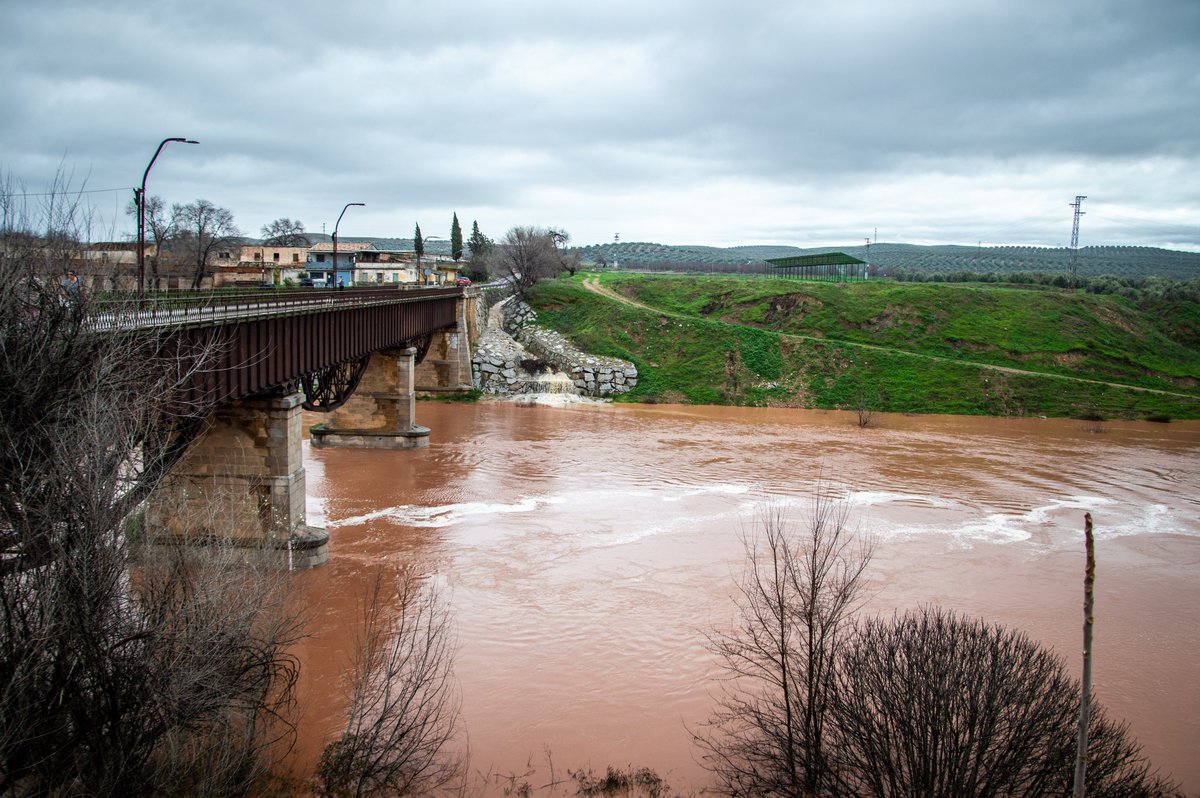 FOTOGALERÍA | El río Guadalimar supera el umbral de alerta y alcanza su nivel máximo durante este viernes desde que comenzó el temporal. Puedes ver una galería de fotos de Ana Pilar Fábrega en el siguiente enlace 👉 tinyurl.com/e3xt9a77