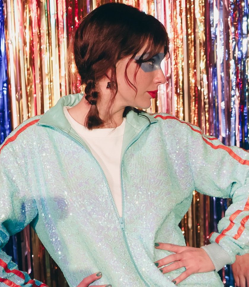 taysteviegarden's tweet photo. probably her silliest look yet but she still looks so hot https://t.co/o3Ey8howLg