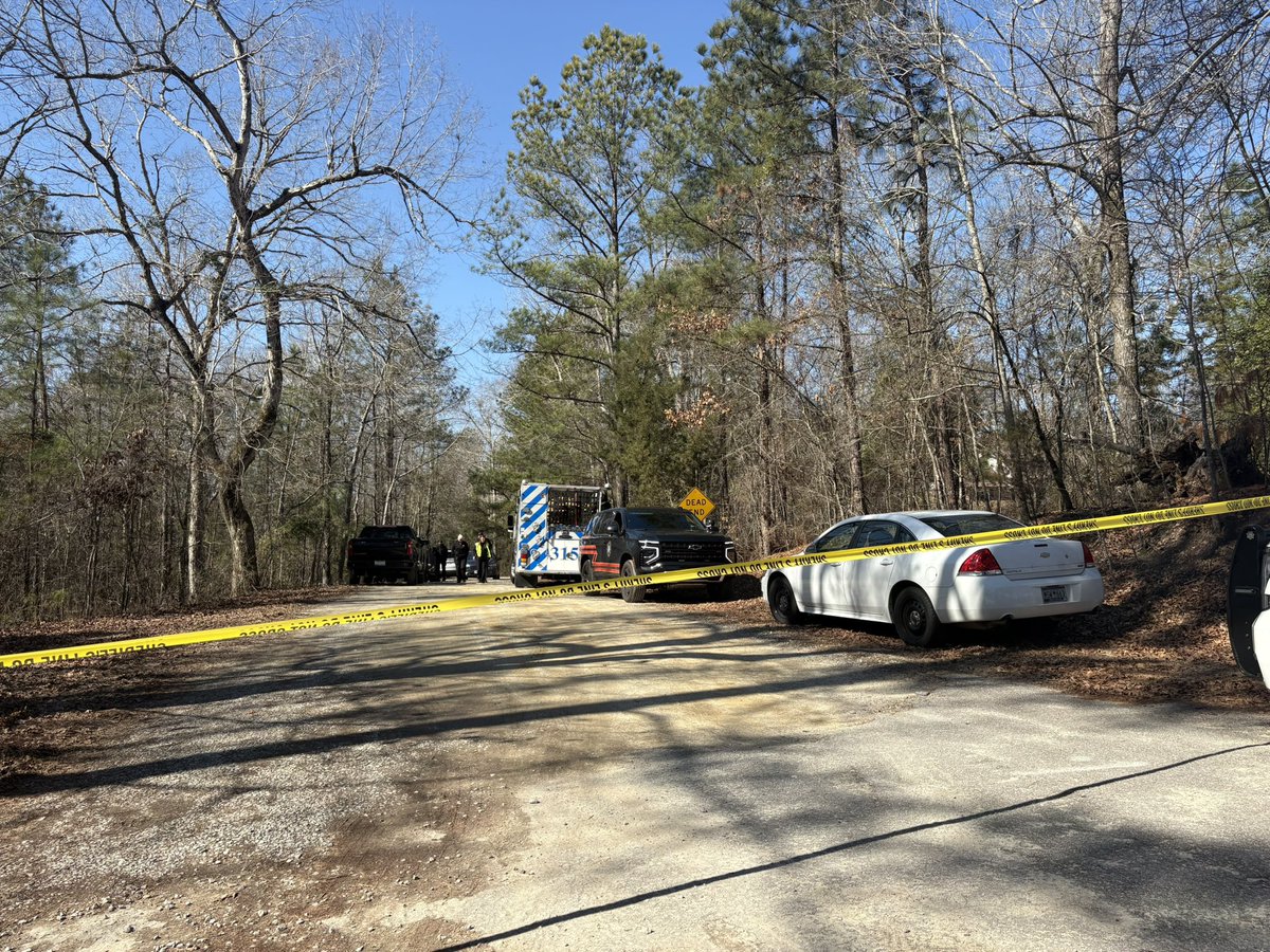 Karanoelle04's tweet photo. One confirmed fatality from the plane crash in Lexington County.

The plane was a single engine with two occupants.

The other occupant is injured and is being transported to the hospital. 

More on the news at five. @wachfox https://t.co/s0PUm12xFX