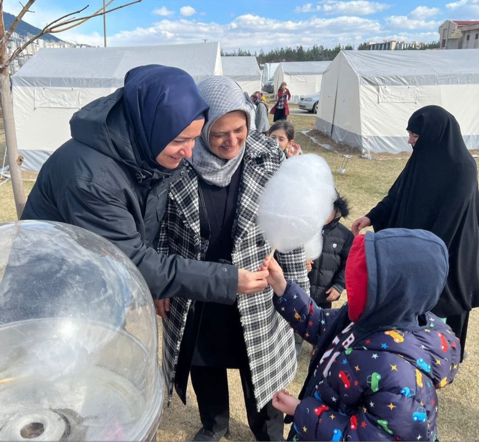 İnsanın hafızasından silemeyeceği anlar, görüntüler vardır. Deprem bölgesindeki bu fotoğraflar da benim için öyle.

Yaşadığımız acıyı, her şeye rağmen içimizde taşıdığımız umudu anlatıyor.           

6 Şubat depremlerinde büyük bir yıkım yaşadık. İnsanlarımız ailelerini, en