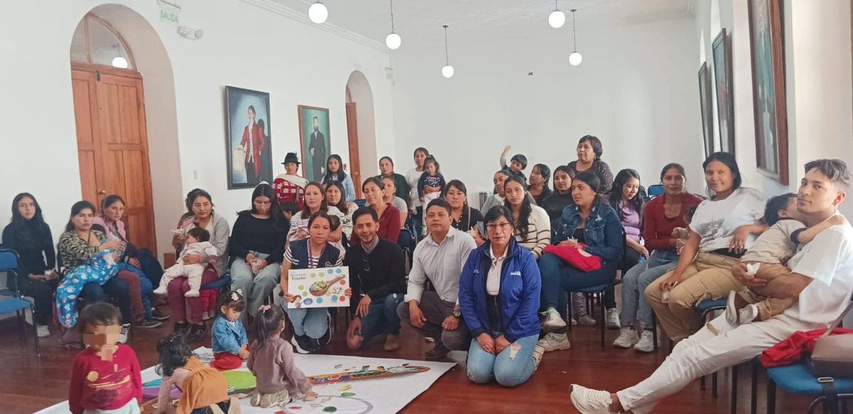 #Azogues | El equipo de Nutrición del Distrito 03D01, junto al personal del Centro Médico Popular, impartió una charla sobre alimentación saludable en la primera infancia, promoviendo prácticas adecuadas para prevenir la desnutrición en niños menores de 2 años. #ElNuevoEcuador