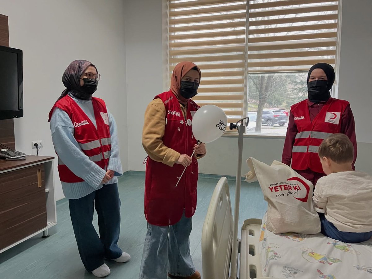 İlçemiz hastanesinde çocuk servisinde tedavi gören minik kalpleri ziyaret ederek küçük hediyeler ikram ettik, geçmiş olsun dileklerimizi ve sevgimizi ilettik. 🎁Yüzlerindeki tebessüm her şeye değerdi ❤️🌙

#DaimaHazır
#iyisin