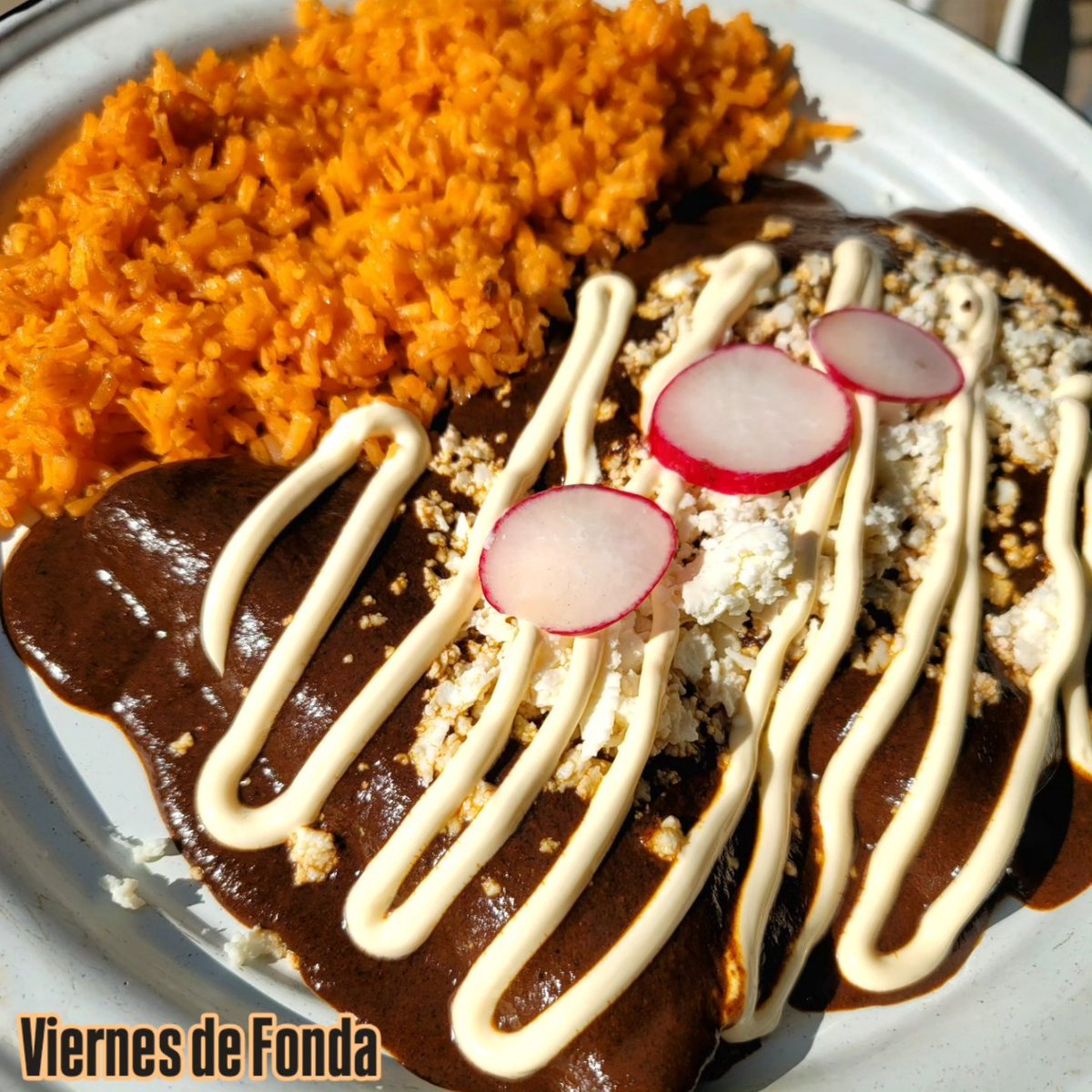 Back by popular demand!! A true classic in Mexican cuisine, 'Enmoladas con pollo', served with a side of homemade rice. Delicious homemade Mole, delicate yet intense flavors, fall in love with authentic Mexican cuisine!!
#ViernesDeFonda
#GoodFoodGoodMood
#FreshIngredients