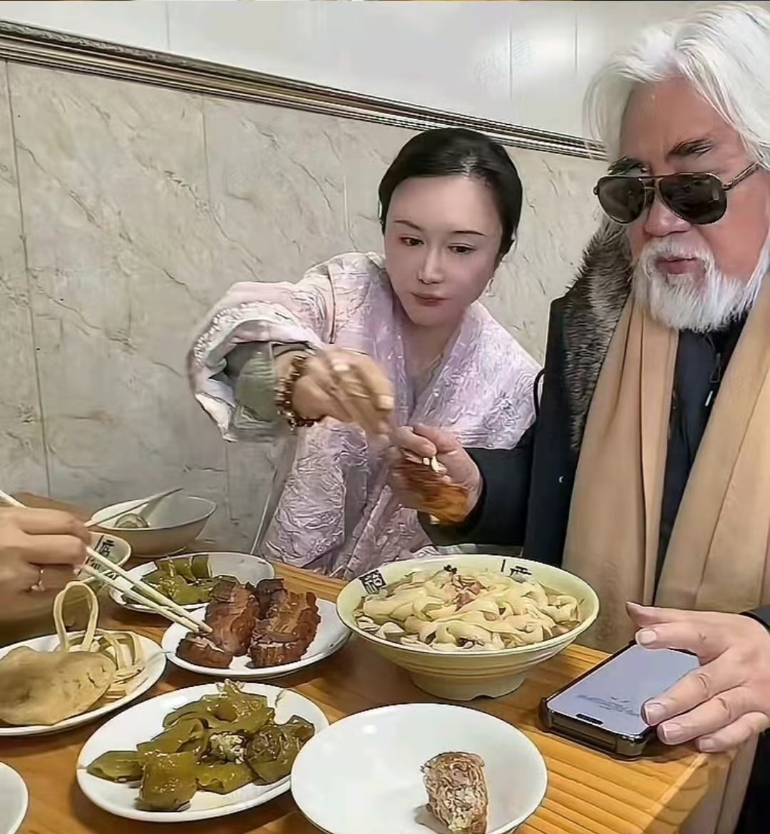 yibingsg's tweet photo. 昨天，张继中夫妇现身西安，在小吃馆吃油泼面。夫妻二人虽然年龄悬殊较大，但他们一个不贪财，一个不好色，终成绝配。不许回复大郎该吃面了！ https://t.co/32fFbMmlAf