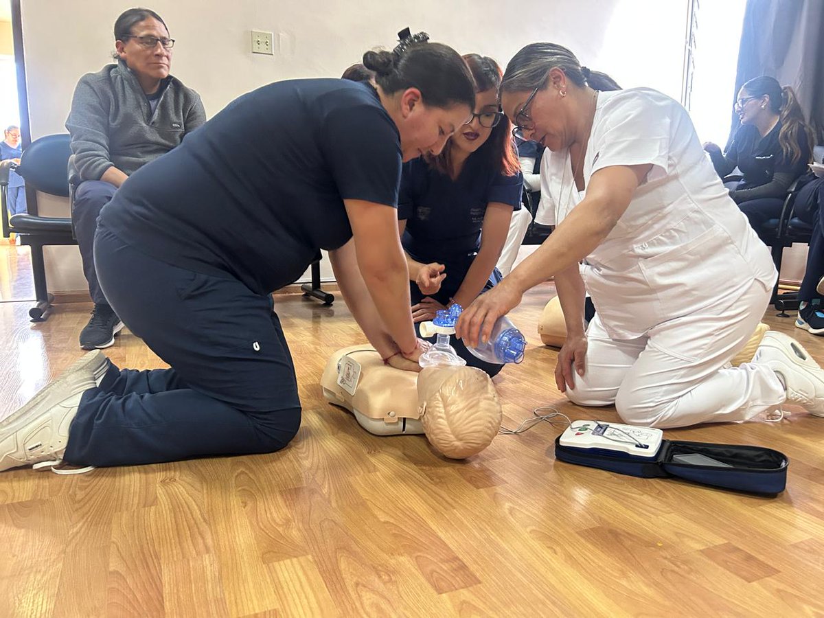 #ElNuevoEcuador | El servicio de pediatría del <a href="/HHCCAzogues/">Hospital Homero Castanier Crespo 🇪🇨</a> brindó capacitación en reanimación cardiopulmonar básica al personal de salud del Seguro Social Campesino, fortaleciendo sus conocimientos para mejorar la atención y respuesta oportuna a los pacientes.