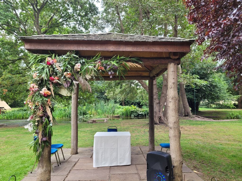 The ceremony space offers a simple, well-defined setting for exchanging vows.

Positioned to make the most of the surroundings, it provides a clear focal point for the day and a flexible backdrop that couples can personalise to suit their style and plans. 🤍
