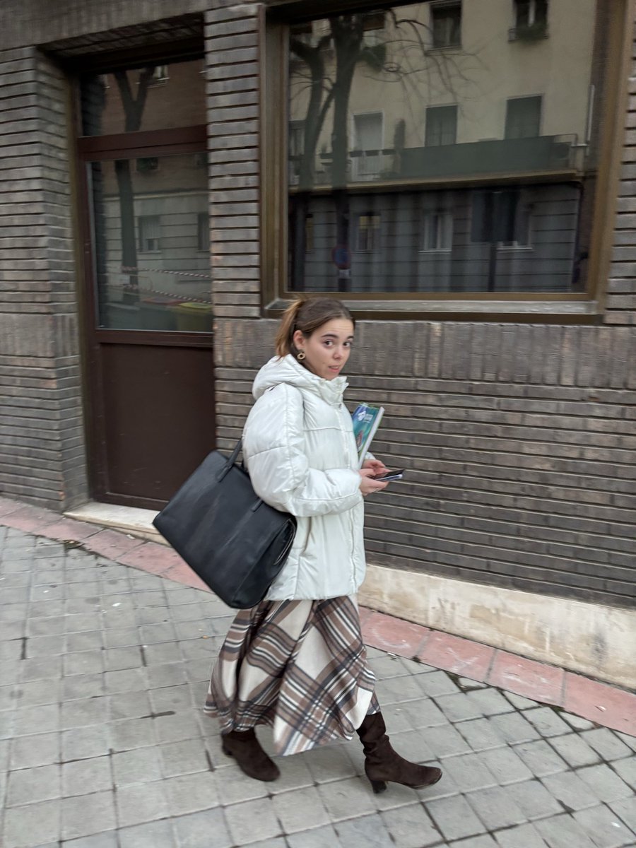 matritense's tweet photo. @GrupoTecnocasa esta persona ha entrado ilegalmente en nuestra finca, a "repartir revistas", llamando puerta por puerta a los vecinos (algunos muy mayores) un viernes a las 18:20 de la tarde. Es una vergüenza y la próxima vez llamaremos a @policia https://t.co/ykfTy4Lvi1