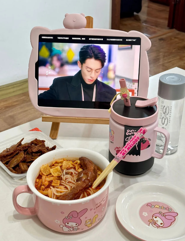 xiaoshui9779's tweet photo. 吃着自己最爱的螺蛳粉，看着自己喜欢的剧，这不就是人们口中的幸福的假期生活么。就是辣的放多了，辣到喝奶那也爱吃🥵 https://t.co/xXMUODvg8F