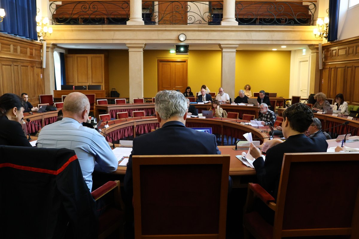 SDIS71's tweet photo. #CASDIS | Conseil d'administration du @SDIS71 à l’Hémicycle du Département @saoneetloire.
👏Soulignons l’engagement constant des élus aux côtés du SDIS 71 pour assurer un service public de secours efficace, moderne et durable au service de la population. https://t.co/vfmzyYo44k