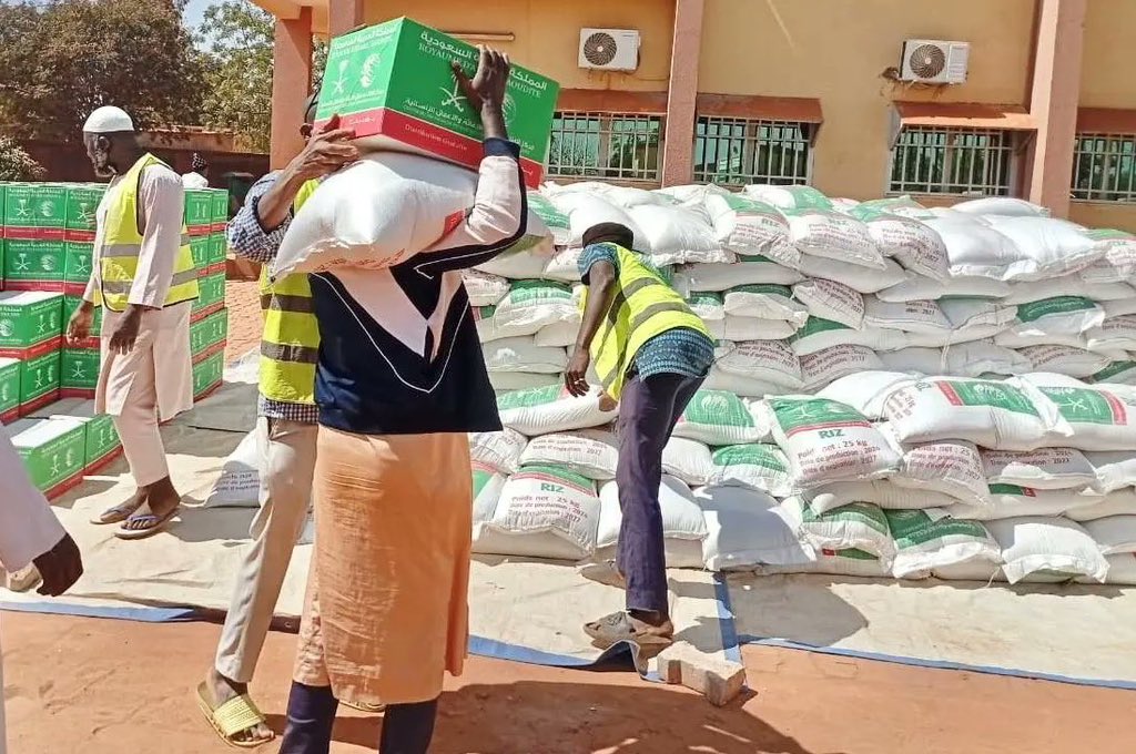 3ajel_ksa's tweet photo. 🚨🚨

المملكة توزع سلال غذائية متنوعة في ولاية الجزيرة بالسودان. https://t.co/EwrpQbgtRN