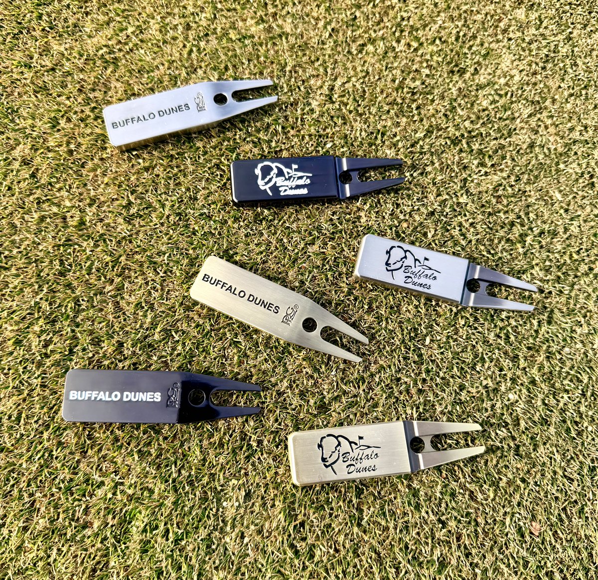 BuffaloDunes's tweet photo. ποΈββοΈ Keep the greens as smooth as your swing! Grab a Buffalo Dunes divot tool at the Pro Shop, because details matter! β³οΈ
#BuffaloDunes #GolfLife #ProShopFinds #FixYourDivot #RespectTheCourse https://t.co/vP0Tk3hSvh