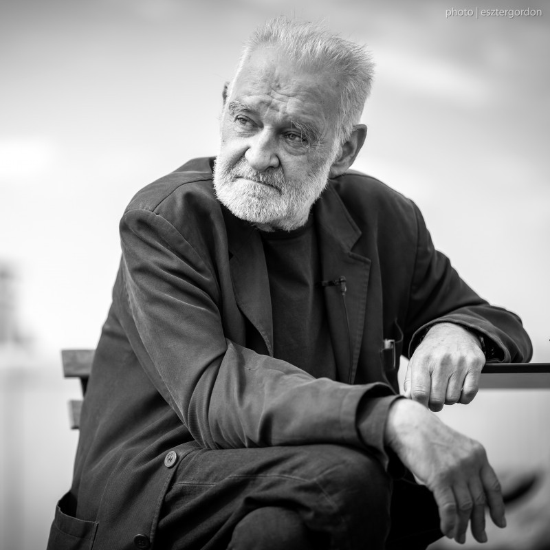 The funeral of Béla Tarr was held today in Budapest.

In his memory we present three conversations with Tarr, from 2004, 2008 and 2021, together forming a life interview. The conversations span his career, his views on film and his hopes for the future.

🕯️hlo.hu/interview/conv…