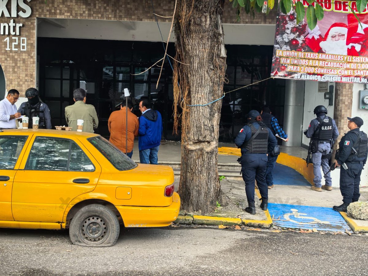 XEVATabasco's tweet image. 🗣 #Entérate | Personal de la  #fiscalía fueron a realizar la restitución del inmueble al secretario general Julio Cesar Gómez de la Cruz, después de 16 meses que lo tenían tomados por un grupo de personas disidentes.
Vía: Jaime del Valle

#XEVA #Noticias #Villahermosa