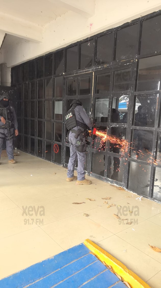 XEVATabasco's tweet image. 🗣 #Entérate | Personal de la  #fiscalía fueron a realizar la restitución del inmueble al secretario general Julio Cesar Gómez de la Cruz, después de 16 meses que lo tenían tomados por un grupo de personas disidentes.
Vía: Jaime del Valle

#XEVA #Noticias #Villahermosa