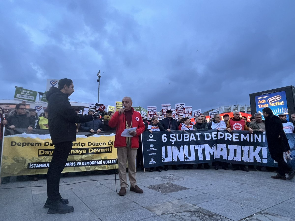 Yağma ve rant sisteminin katlettiği insanlarımızı anmak için Kadıköy’deydik. Tüm sorumlular hesap verinceye kadar,  bu enkaz düzeni son buluncaya kadar mücadeleye devam edeceğiz. Gelecek katliamları engellemek için örgütlü bir emekçi halk yaratmak zorundayız! 
#6subatdepremi
