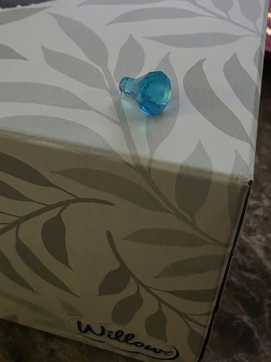 rootfeeder's tweet image. Yesterday I stepped on a LEGO diamond from a set I haven't seen for like.. 10yrs (with a house move in between) and now I keep seeing diamonds e v e r y w h e r e...
It was my left heel btw! 

It was painful.. also creepy + funny!