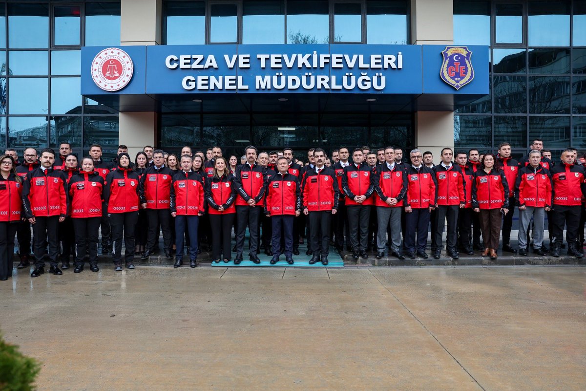 6 Şubat…

Büyük felakette kaybettiklerimizi saygıyla ve rahmetle anıyoruz.

O karanlıkta tereddütsüz sahaya çıkan gururumuz CEKUT’un emeği unutulmaz.

Hazır olmanın, tedbirin ve insan hayatının ne demek olduğu bilinciyle CEKUT’un insan kaynağı ve operasyon gücünü 6 kat artırdık.